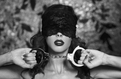 Cerrando los Ojos para Sentir Más: La Ciencia y Magia de la Venda en la Intimidad.